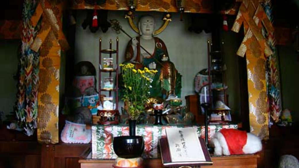 優しく微笑む「妻取地蔵」