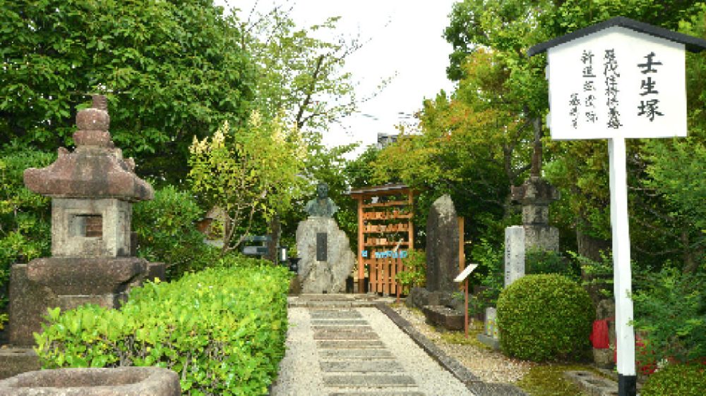 新選組ファン感涙！近藤勇像と隊士たちが眠る「壬生塚」