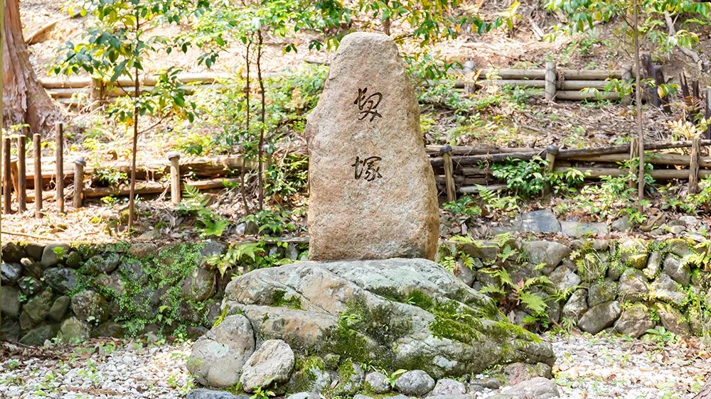 永遠に髪を護る聖域「髪塚」