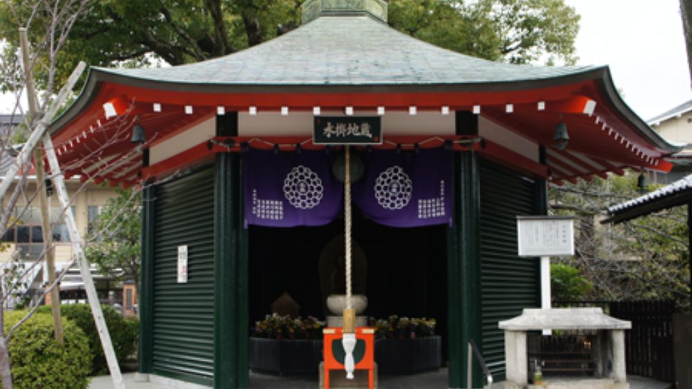 願いを水に託す「水かけ地蔵」と母の愛に応える「よなき地蔵」